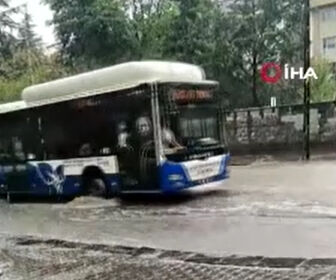 Ankara ve İstanbul'u kısa süreli sağanak vurdu! Yollar göle döndü, vatandaşlar zor anlar yaşadı - 1. Resim