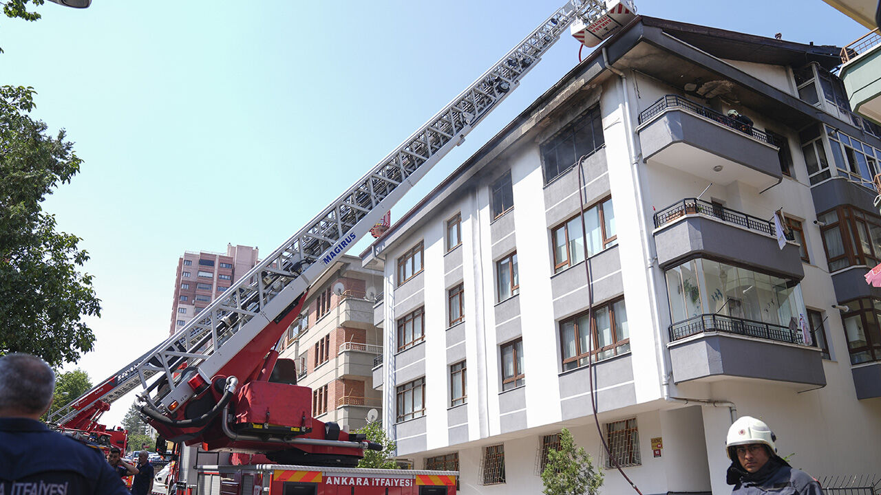 Ankara'nın Çankaya ilçesinde yangın dehşeti! Anne ve iki çocuğu alevler arasında kaldı - 3. Resim