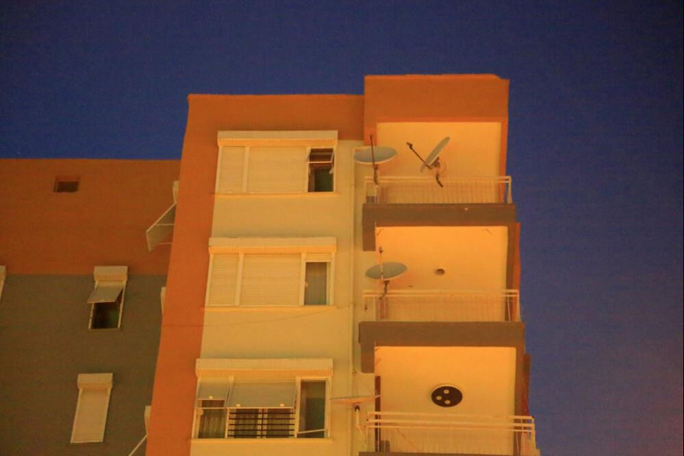 Antalya'da evi ateşe verip 5 saat direnen kişi Özel Harekatın omuzunda çıkartıldı Antalya'da evi ateşe verip 5 saat direnen kişi Özel Harekatın omuzunda çıkartıldı - 1. Resim