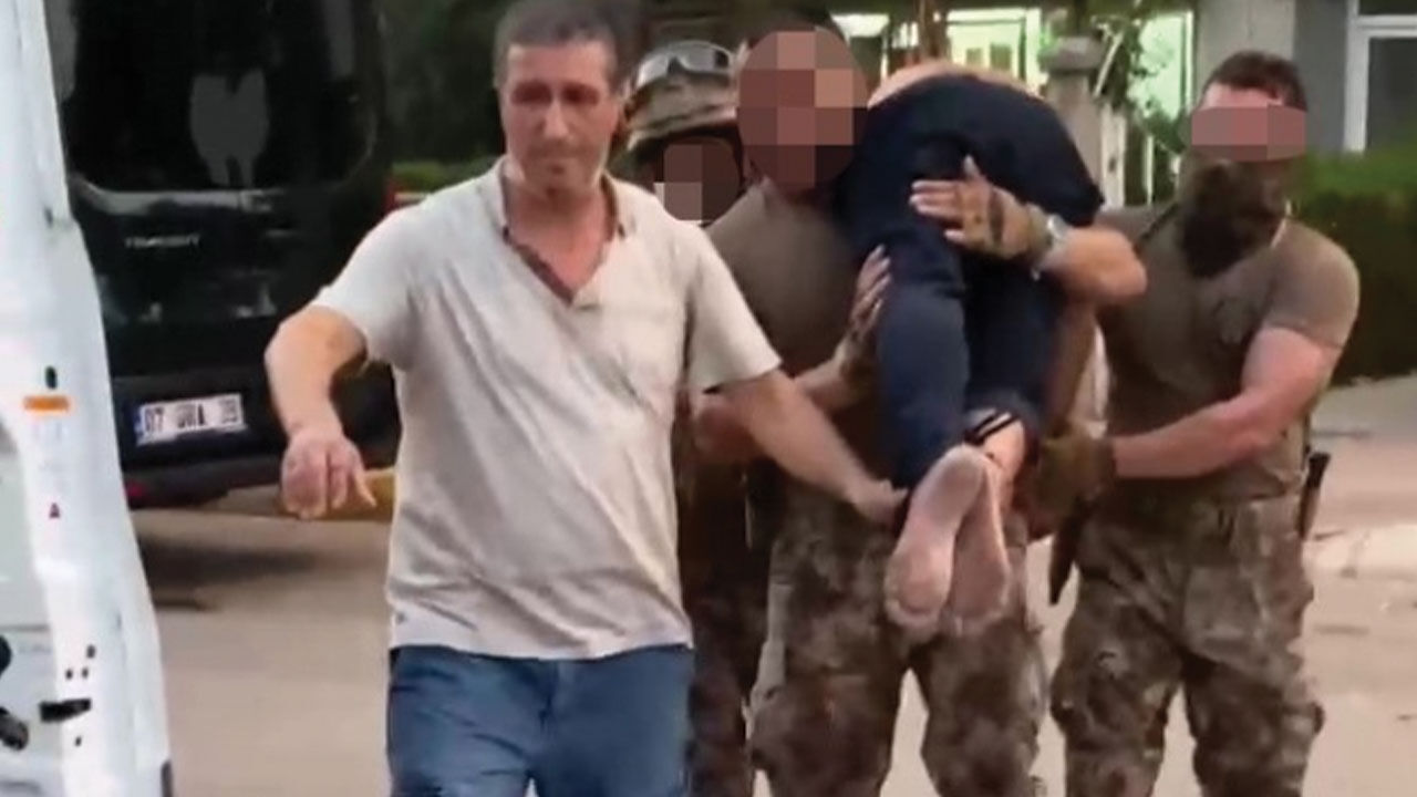 Antalya'da evi ateşe verip 5 saat direnen kişi Özel Harekatın omuzunda çıkartıldı Antalya'da evi ateşe verip 5 saat direnen kişi Özel Harekatın omuzunda çıkartıldı - 2. Resim