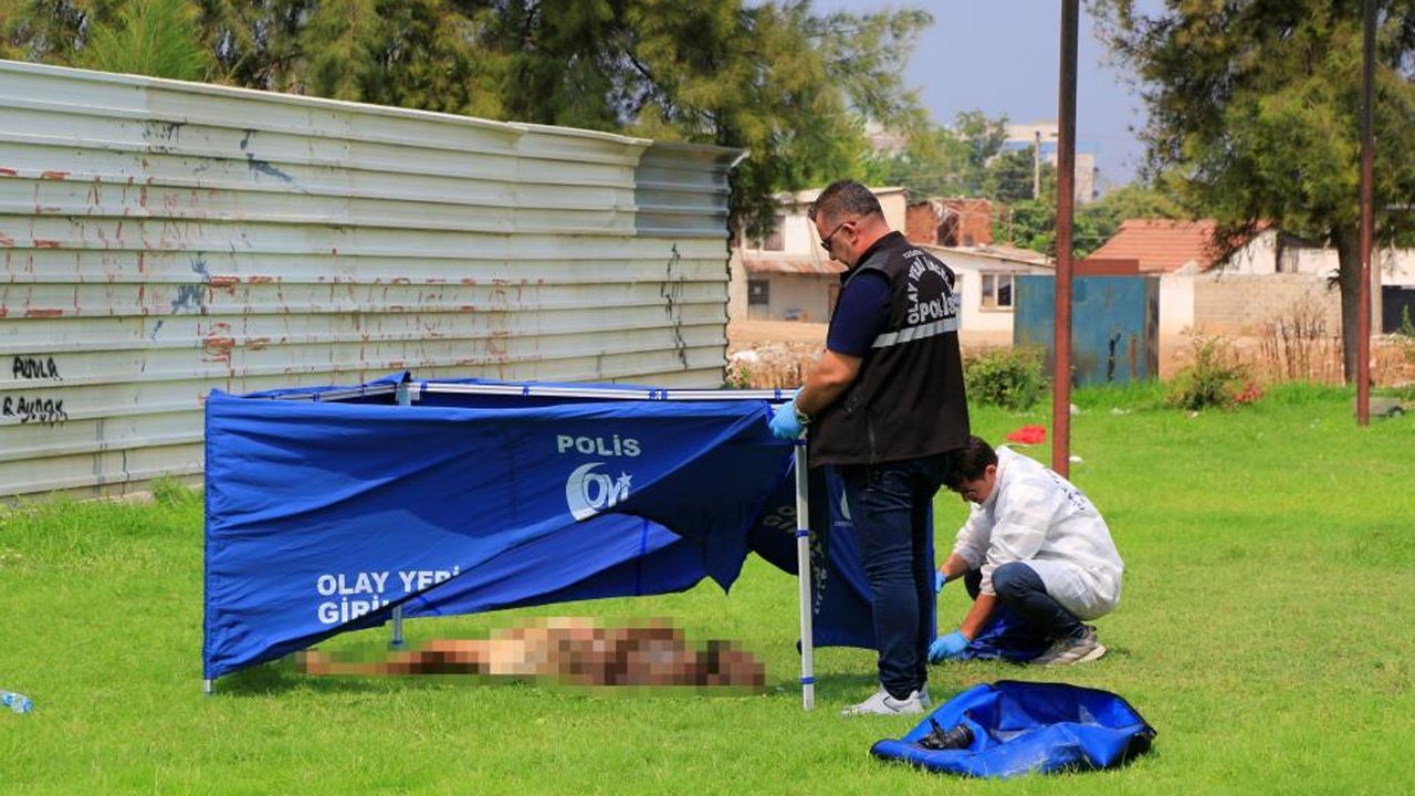 Antalya’da şüpheli ölüm: Parkta yarı çıplak halde cesedi bulundu