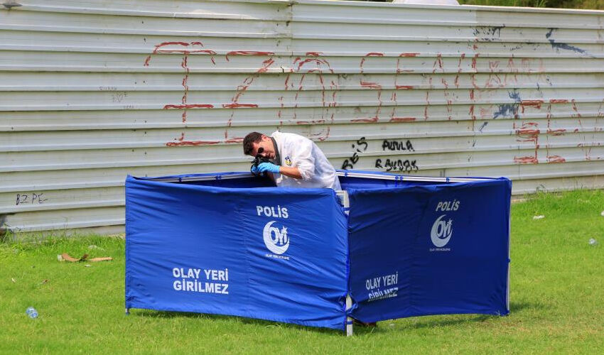 Antalya’da şüpheli ölüm: Parkta yarı çıplak halde cesedi bulundu Antalya’da şüpheli ölüm: Parkta yarı çıplak halde cesedi bulundu - 2. Resim
