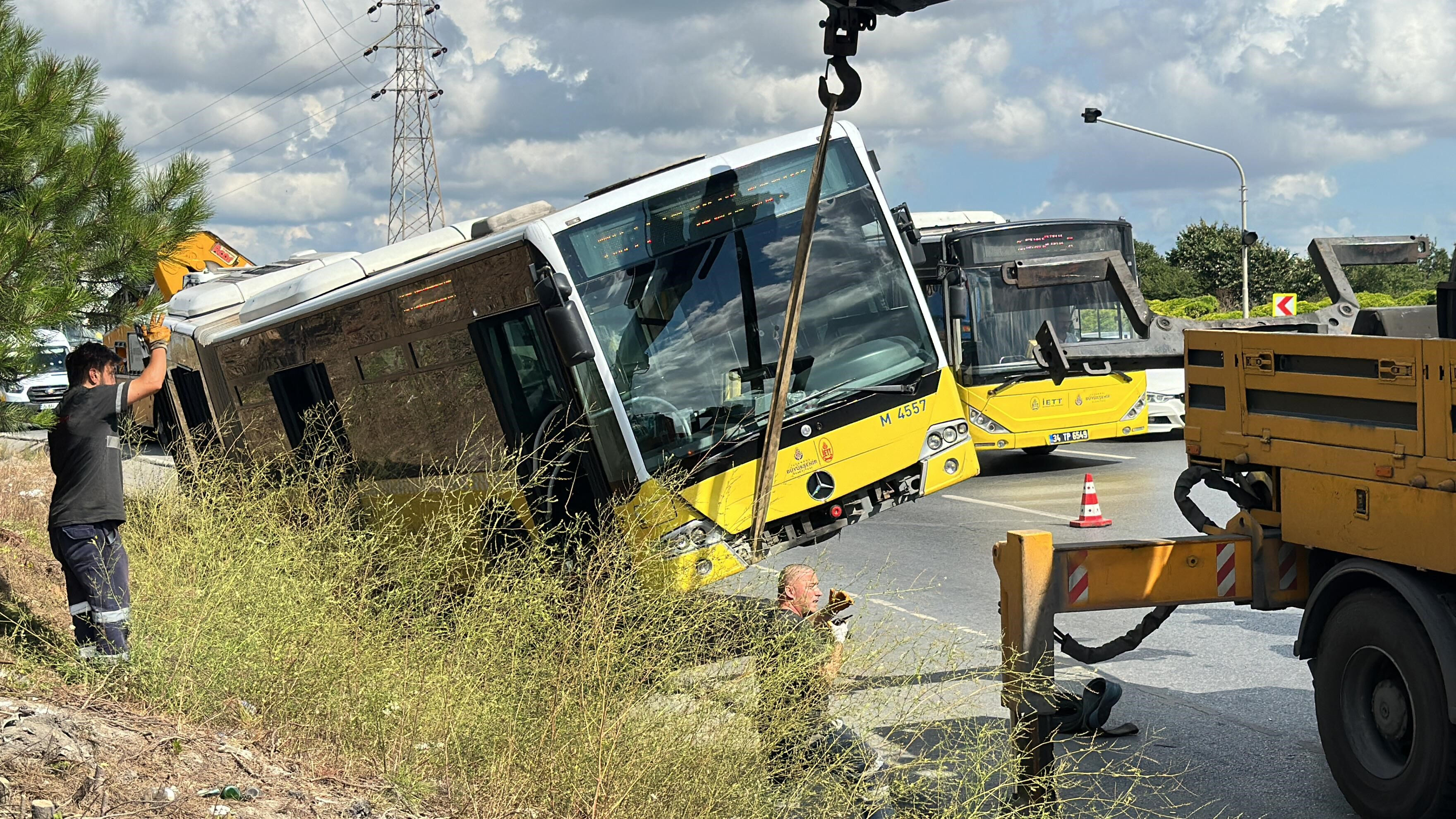 Arnavutköy'de İETT otobüsü kanala düştü, onlarca kişi canını zor kurtardı | Türkiye Gazetesi