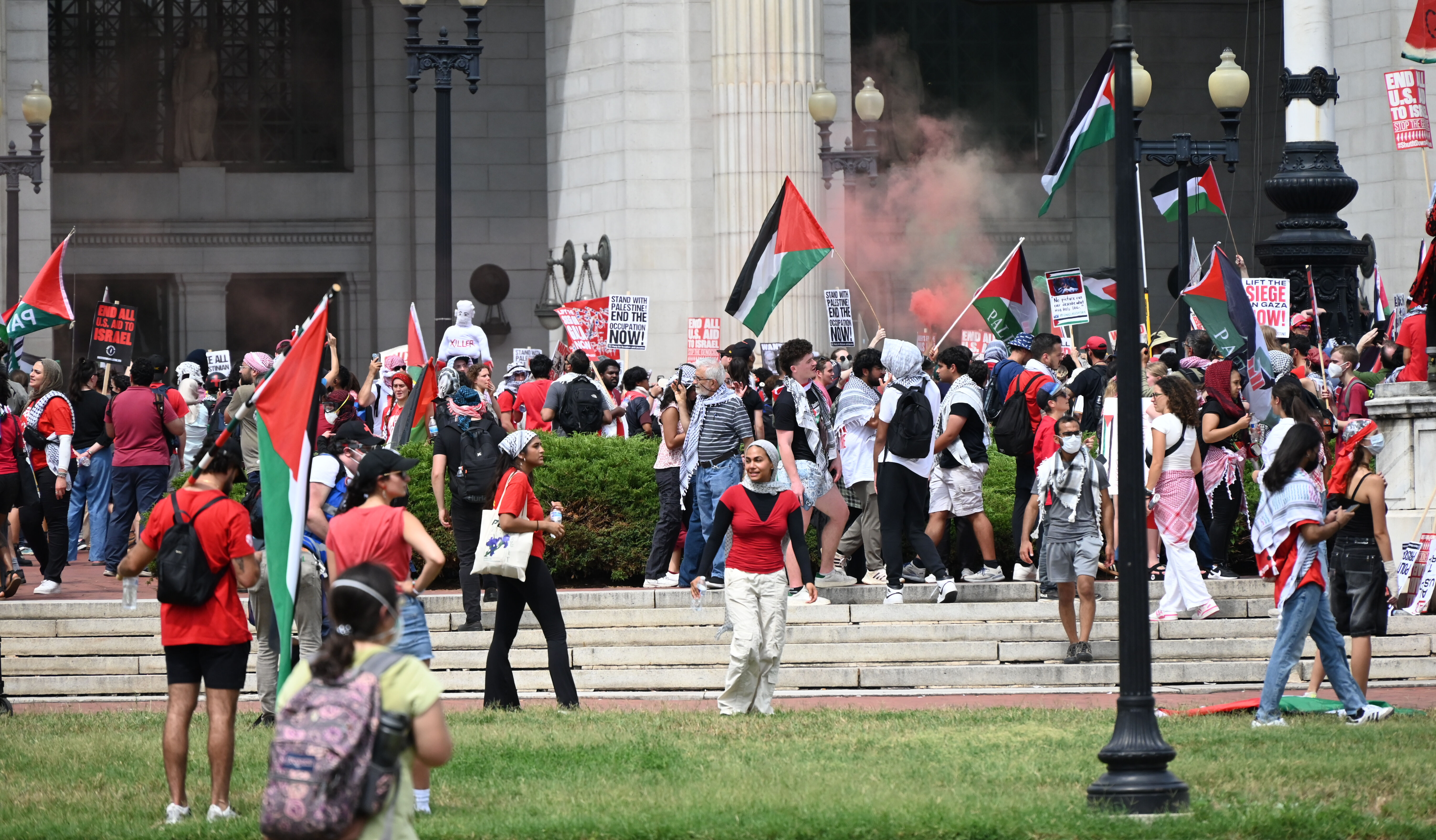 Bir yanda alkış, diğer yanda protesto! Washington'da çok sayıda gözaltı var Bir yanda alkış, diğer yanda protesto! Washington'da çok sayıda gözaltı var - 1. Resim