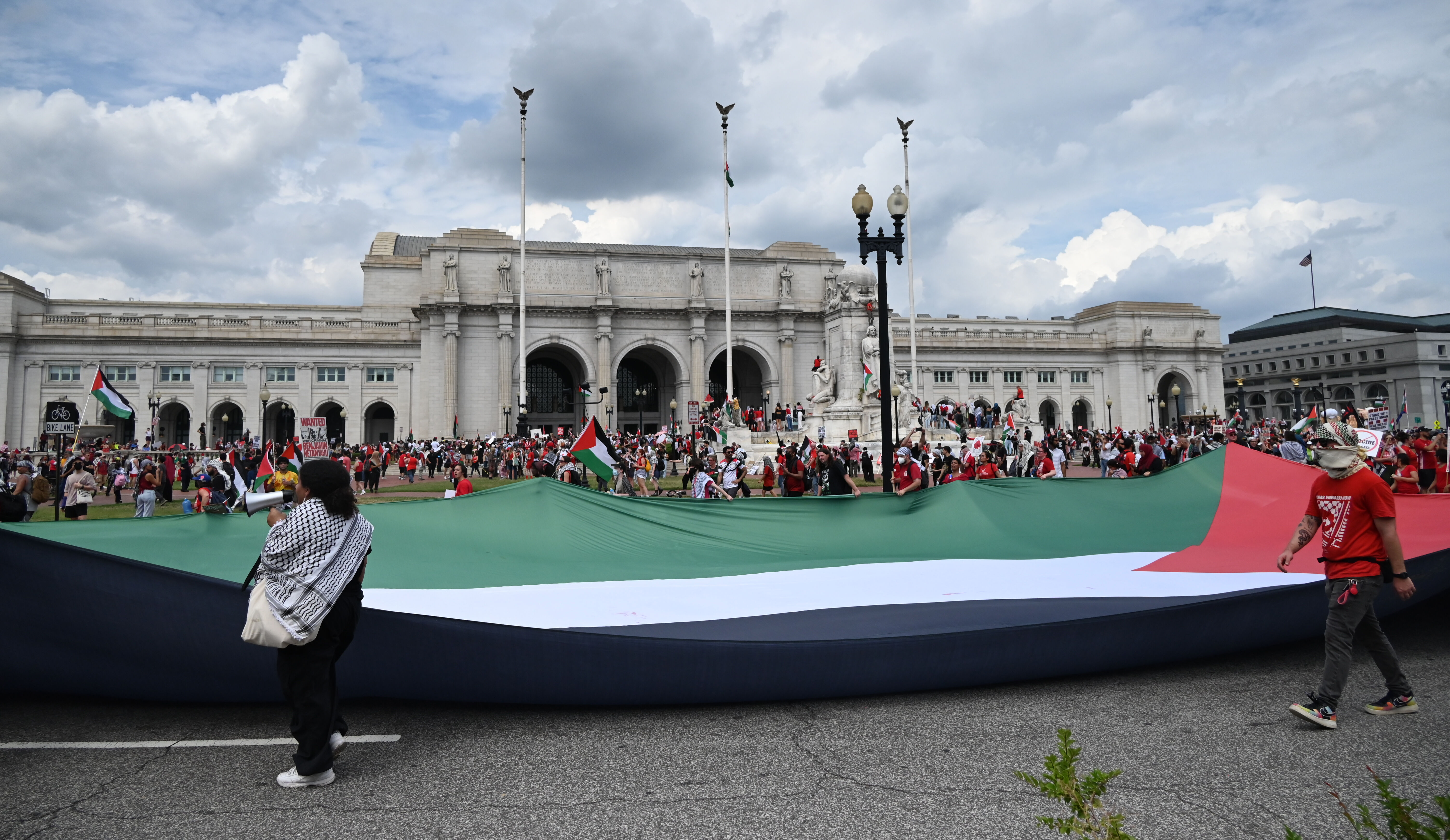 Bir yanda alkış, diğer yanda protesto! Washington'da çok sayıda gözaltı var Bir yanda alkış, diğer yanda protesto! Washington'da çok sayıda gözaltı var - 2. Resim