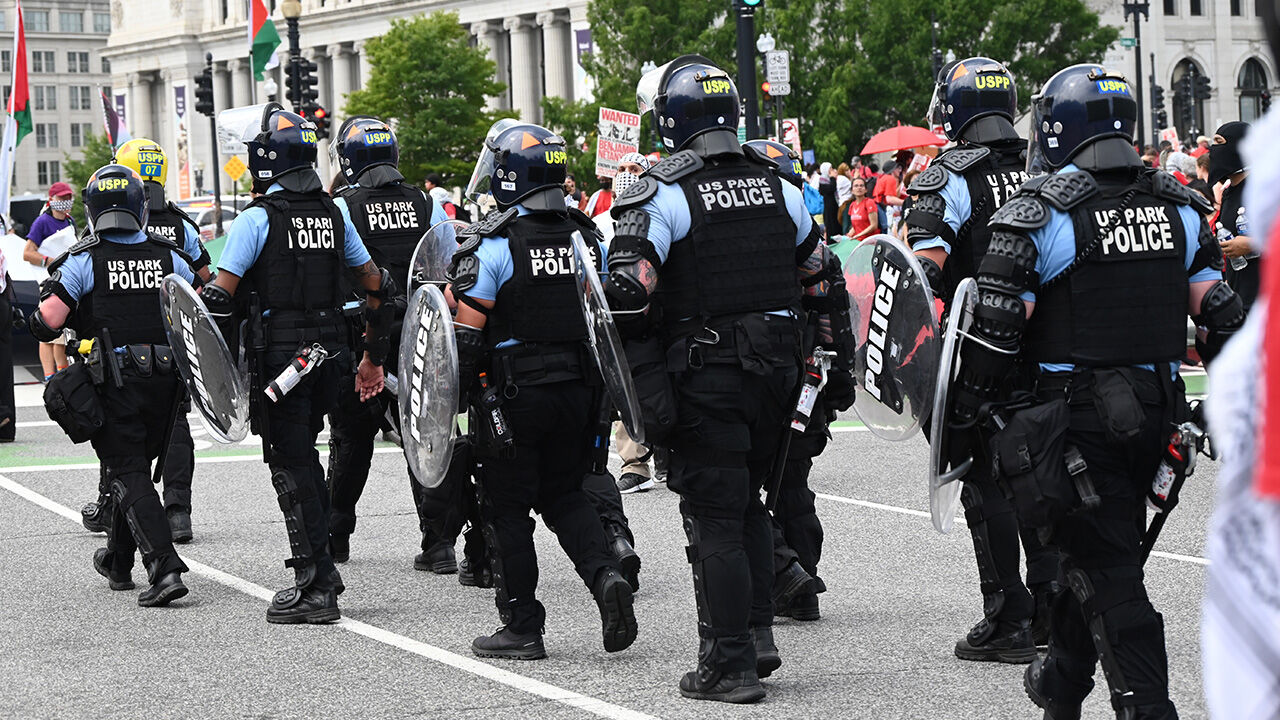 Bir yanda alkış, diğer yanda protesto! Washington'da çok sayıda gözaltı var Bir yanda alkış, diğer yanda protesto! Washington'da çok sayıda gözaltı var - 3. Resim