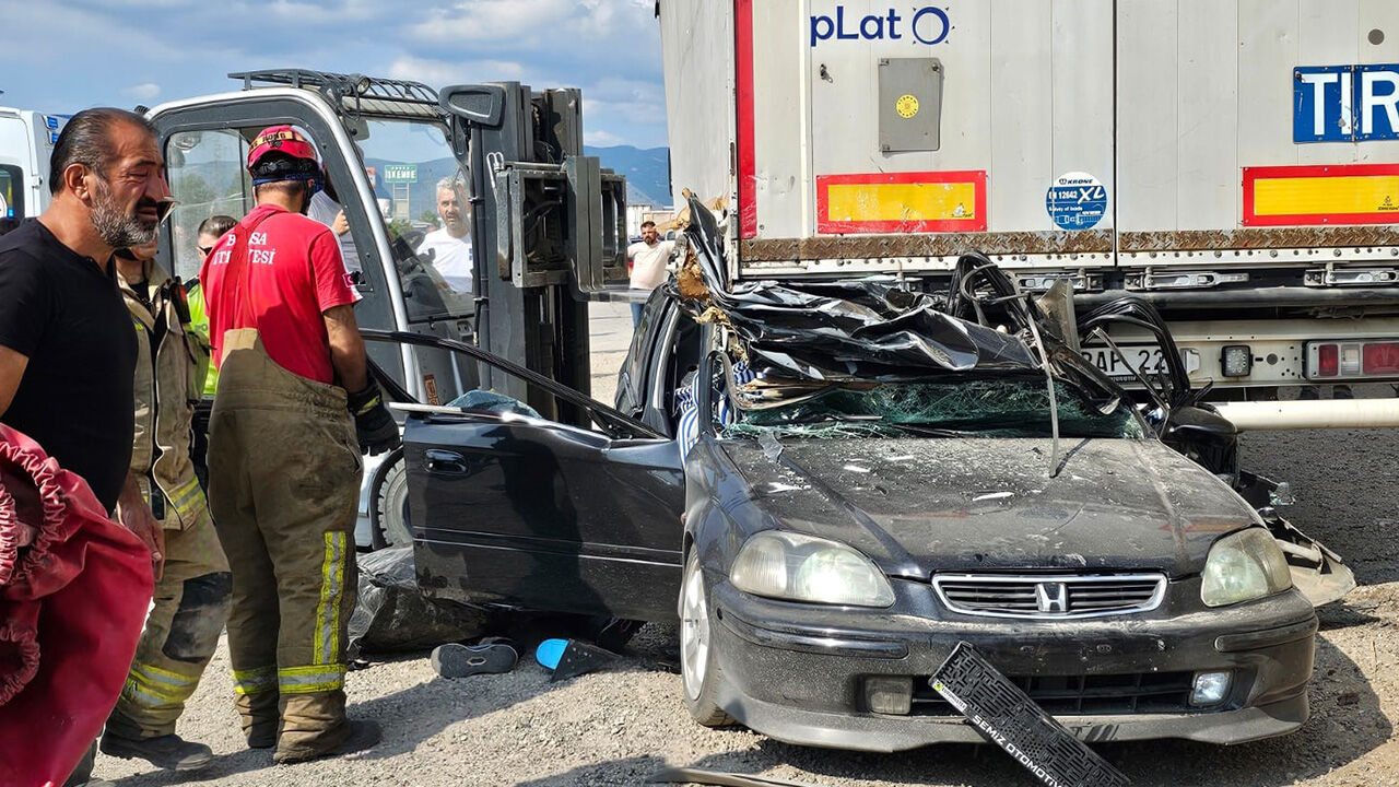 Bursa Orhangazi'de korkunç kaza! TIR'ın altına giren araçta iki kişi can verdi - 2. Resim