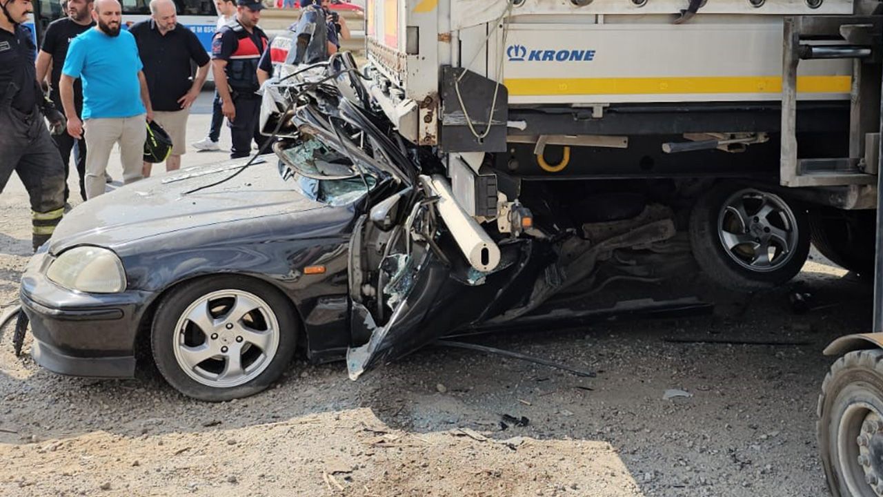 Bursa Orhangazi&#039;de korkunç kaza! TIR&#039;ın altına giren araçta iki kişi can verdi