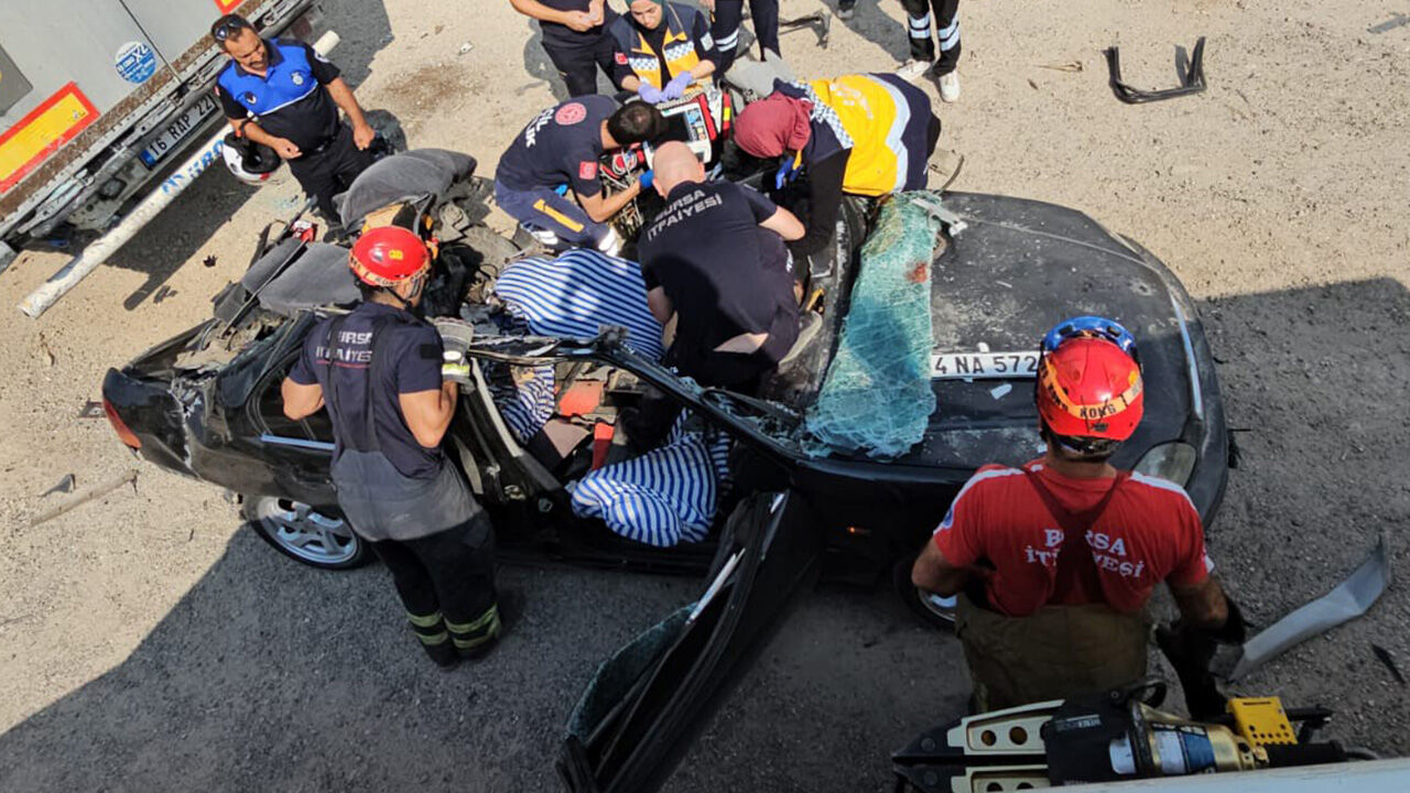 Bursa Orhangazi'de korkunç kaza! TIR'ın altına giren araçta iki kişi can verdi - 1. Resim
