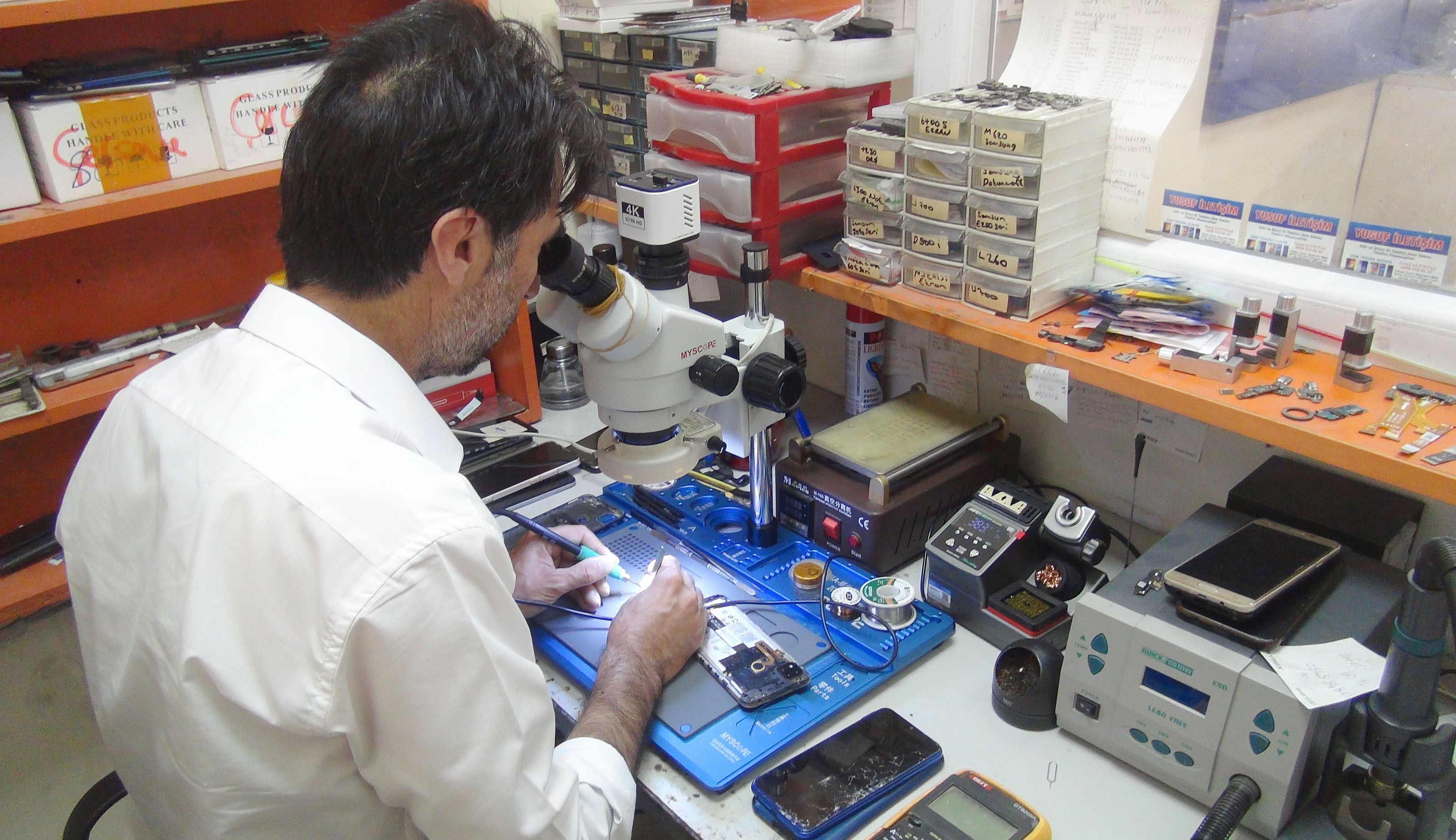 Cep telefonu tamir esnasında patladı, panik anı kameraya yansıdı! - 1. Resim