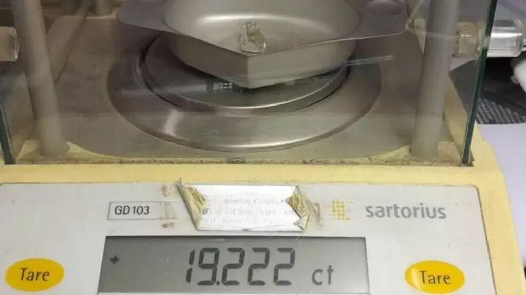 Hayatını kurtardı! Hintli madenci 19,22 karatlık elmas buldu - 1. Resim