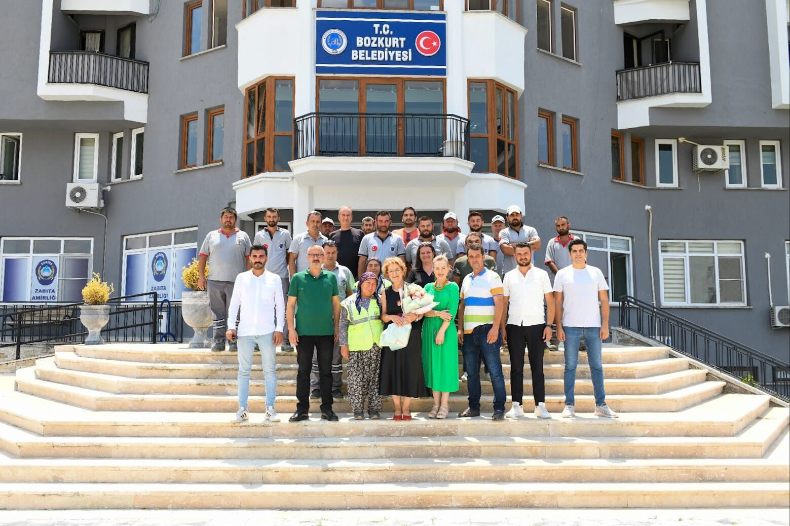 İşçiler bayram ediyor! Belediyede en düşük maaş 37 bin lira oldu İşçiler bayram ediyor! Belediyede en düşük maaş 37 bin lira oldu - 1. Resim