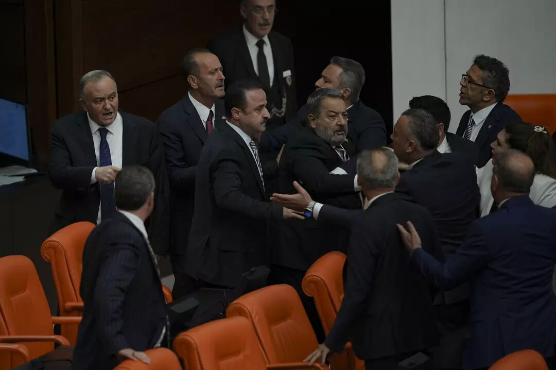Meclis'te yumruklar havada uçuştu! Önce AK Parti-DEM sonra İyi Parti-MHP birbirine girdi - 2. Resim