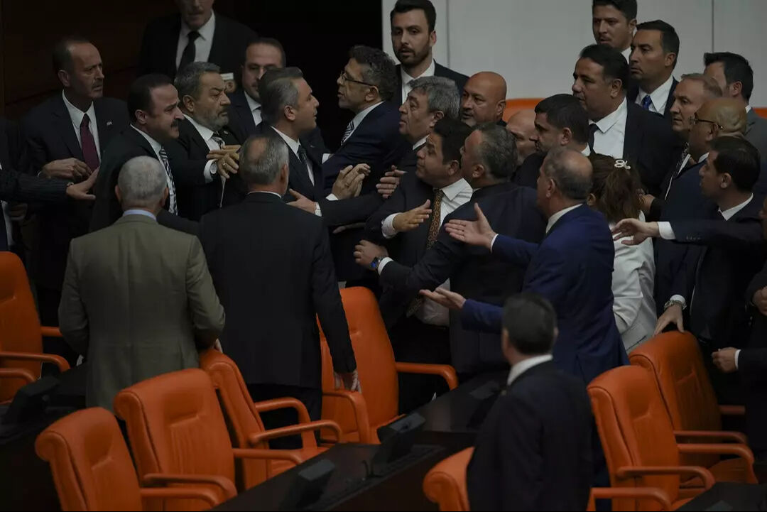 Meclis'te yumruklar havada uçuştu! Önce AK Parti-DEM sonra İyi Parti-MHP birbirine girdi - 1. Resim