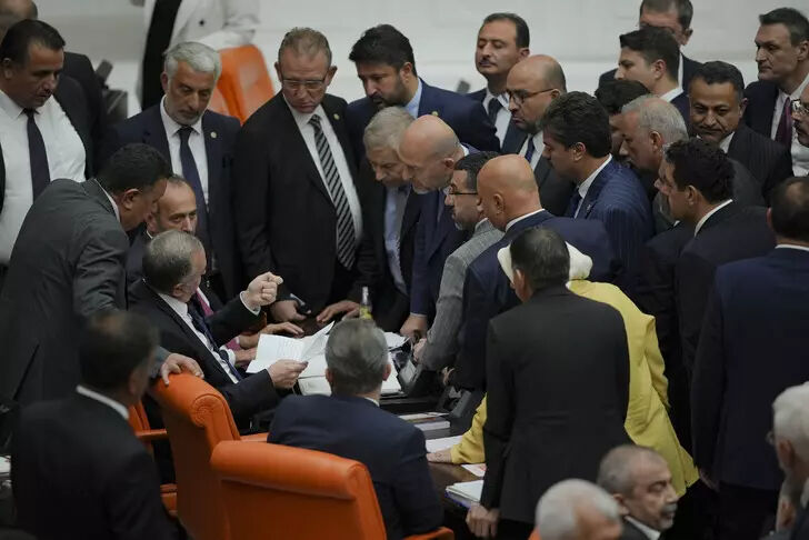 Meclis'te yumruklar havada uçuştu! Önce AK Parti-DEM sonra İyi Parti-MHP birbirine girdi - 4. Resim