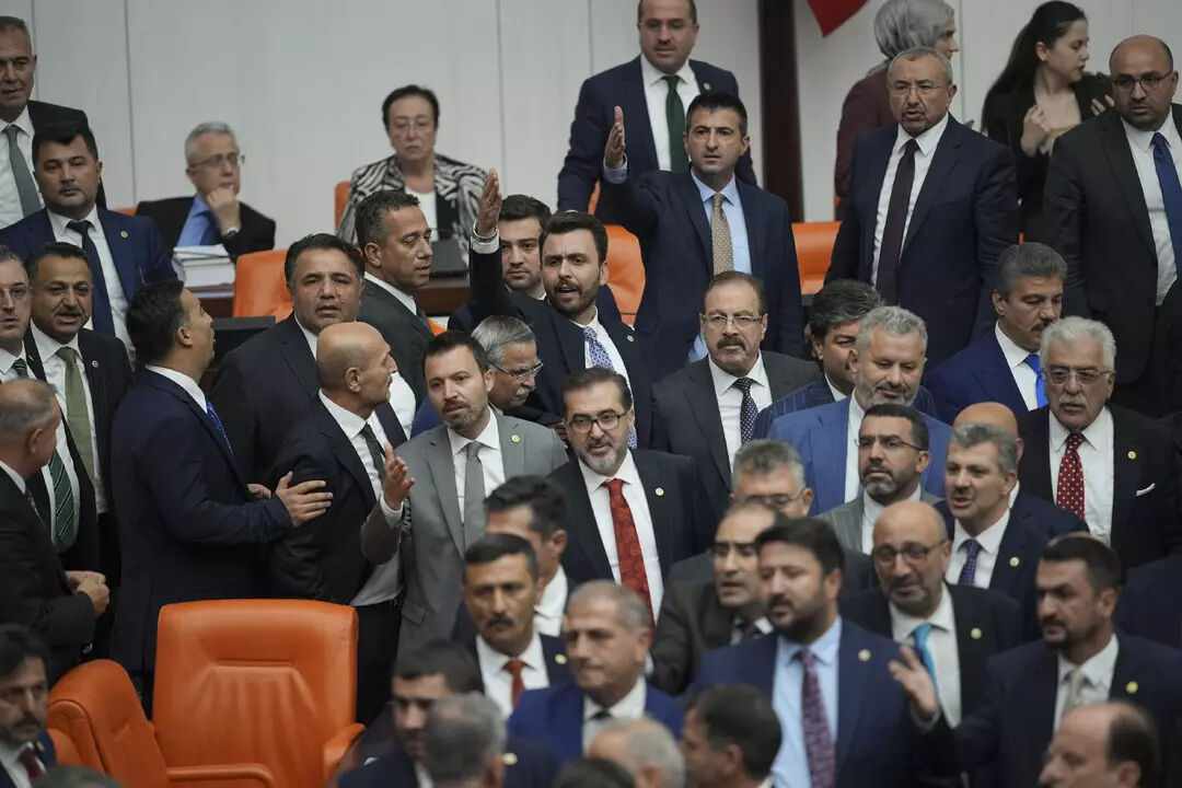 Meclis'te yumruklar havada uçuştu! Önce AK Parti-DEM sonra İyi Parti-MHP birbirine girdi - 3. Resim