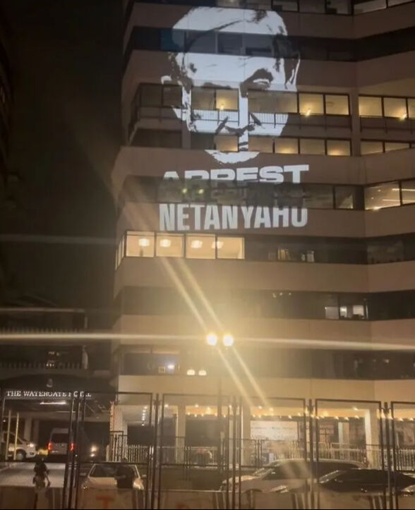 Netanyahu'nun ABD'de kaldığı otele giden protestocular, duvara projeksiyonla 'tutuklayın' sloganını yansıttı - 4. Resim