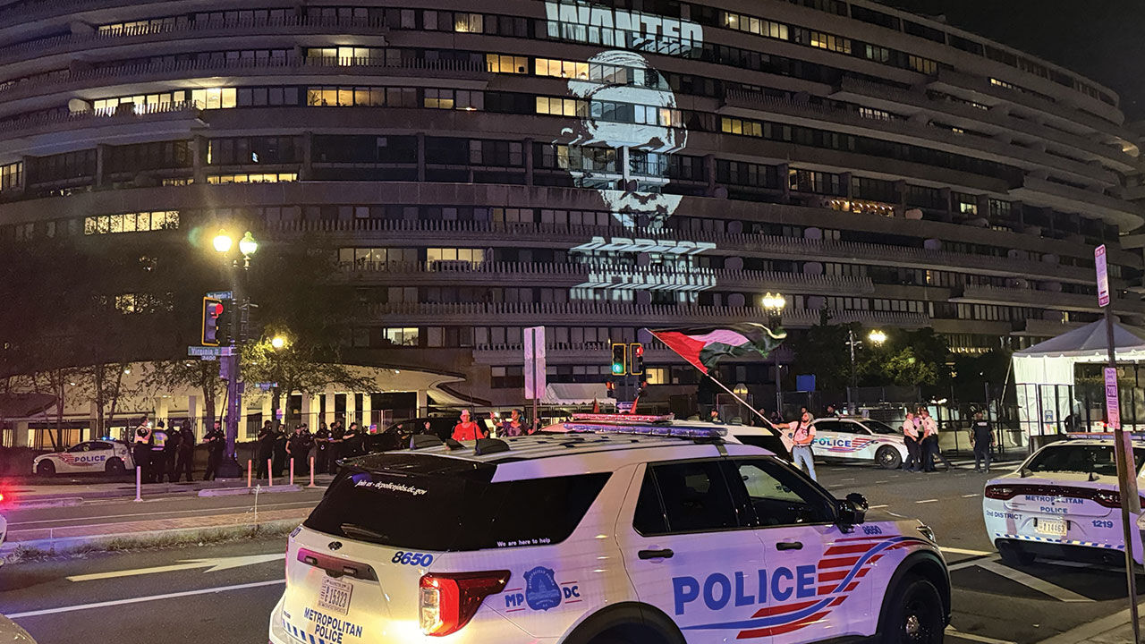 Netanyahu'nun ABD'de kaldığı otele giden protestocular, duvara projeksiyonla 'tutuklayın' sloganını yansıttı - 3. Resim