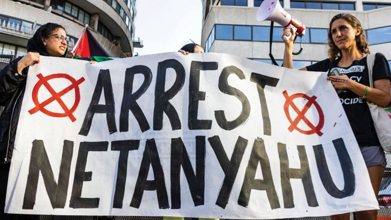 Netanyahu'nun ABD'de kaldığı otele giden protestocular, duvara projeksiyonla 'tutuklayın' sloganını yansıttı - 2. Resim
