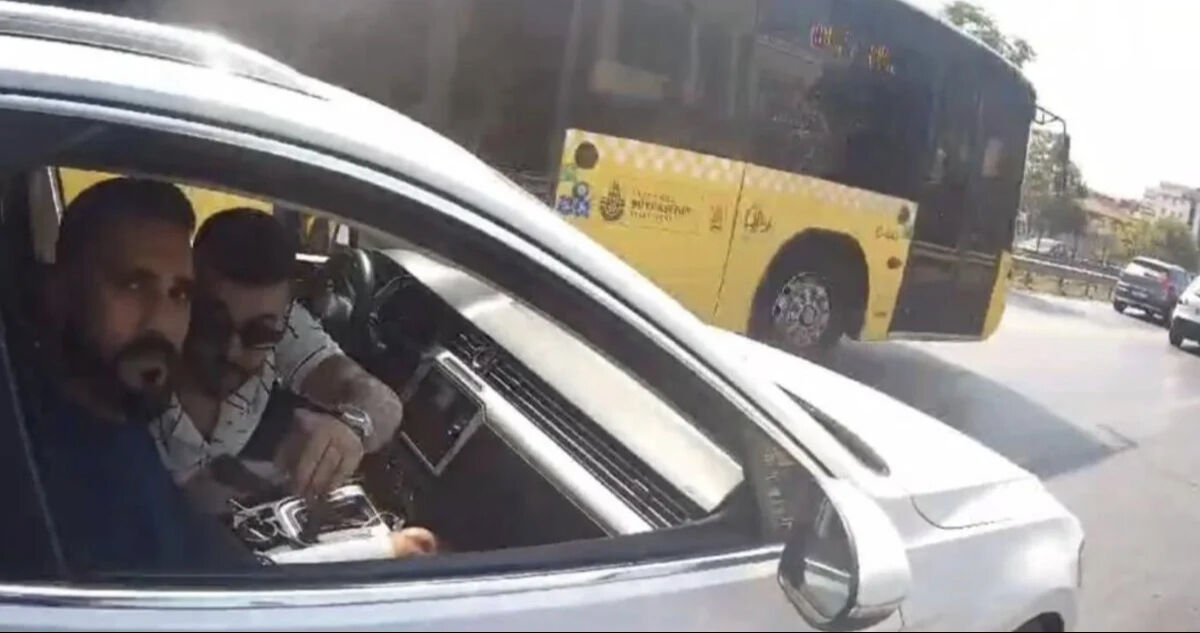 Trafik magandası kamerada! Önce silah çekti sonra tehdit etti: O görüntüleri bir yerde görürsem seni bulurum Trafik magandası kamerada! Önce silah çekti sonra tehdit etti: O görüntüleri bir yerde görürsem seni bulurum - 1. Resim