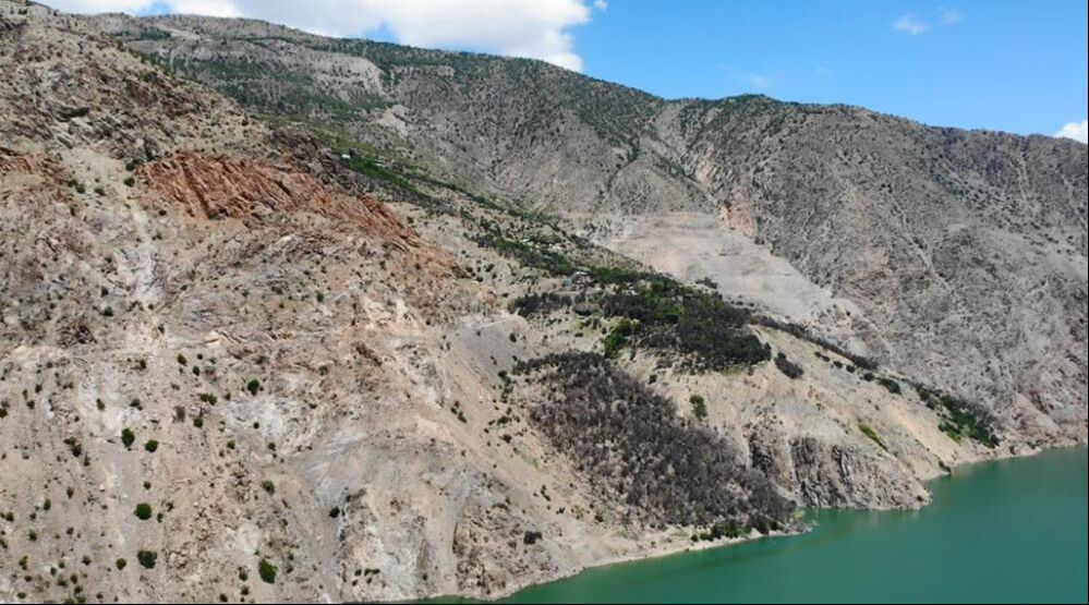 25 gün mahsur kaldılar! Köyden çıkmak için ölümü göze aldılar... 25 gün mahsur kaldılar! Artvin'de zorlu mücadele, bellerine ip bağlayarak çıktılar... - 4. Resim