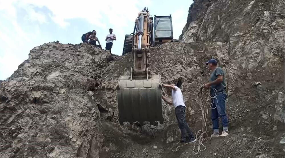 25 gün mahsur kaldılar! Köyden çıkmak için ölümü göze aldılar... 25 gün mahsur kaldılar! Artvin'de zorlu mücadele, bellerine ip bağlayarak çıktılar... - 1. Resim