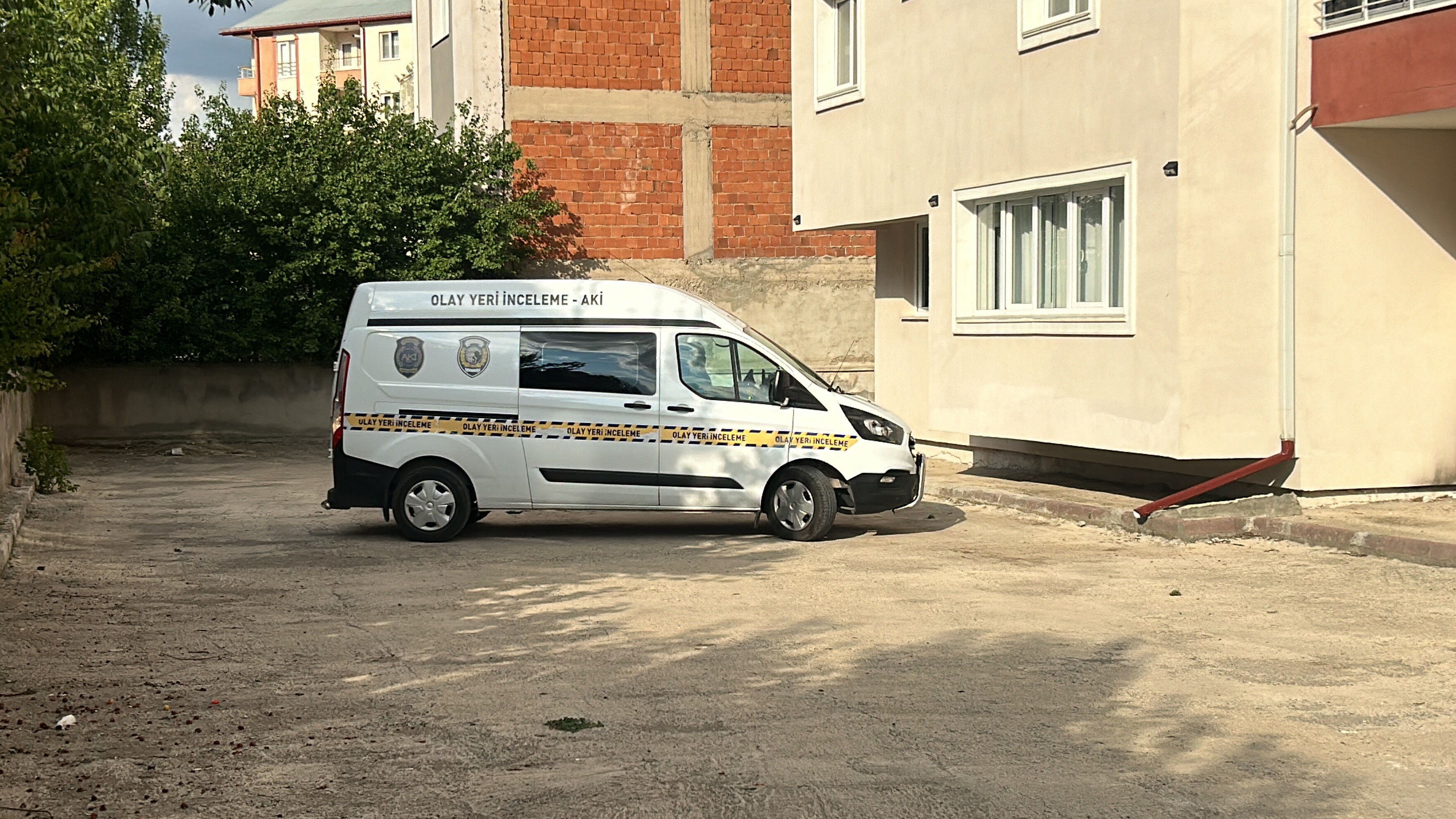 5'nci kattan aşağı düştü! 14 yaşındaki çocuk ağır yaralı  - 1. Resim