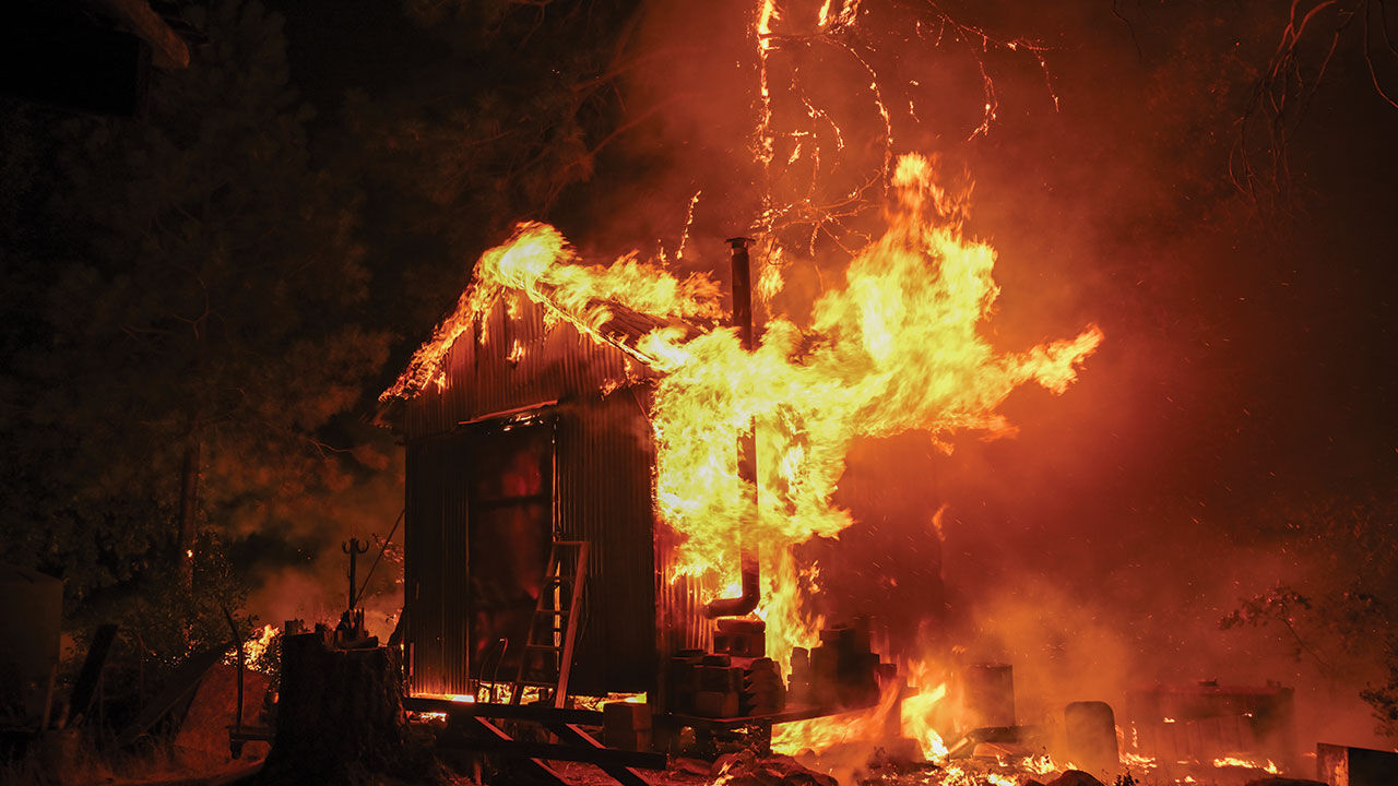 ABD California'daki orman yangınından evler ve araçlar küle döndü! Dünya korkuyla izliyor - 1. Resim