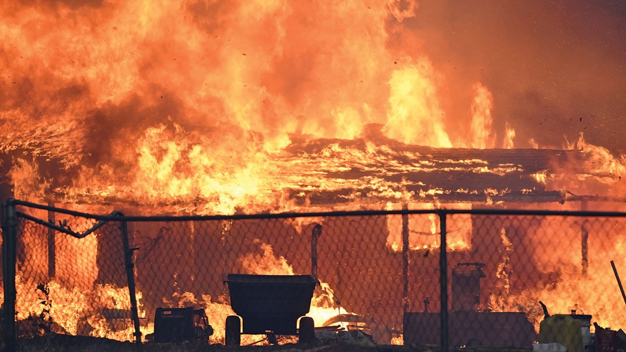 ABD California'daki orman yangınından evler ve araçlar küle döndü! Dünya korkuyla izliyor - 2. Resim