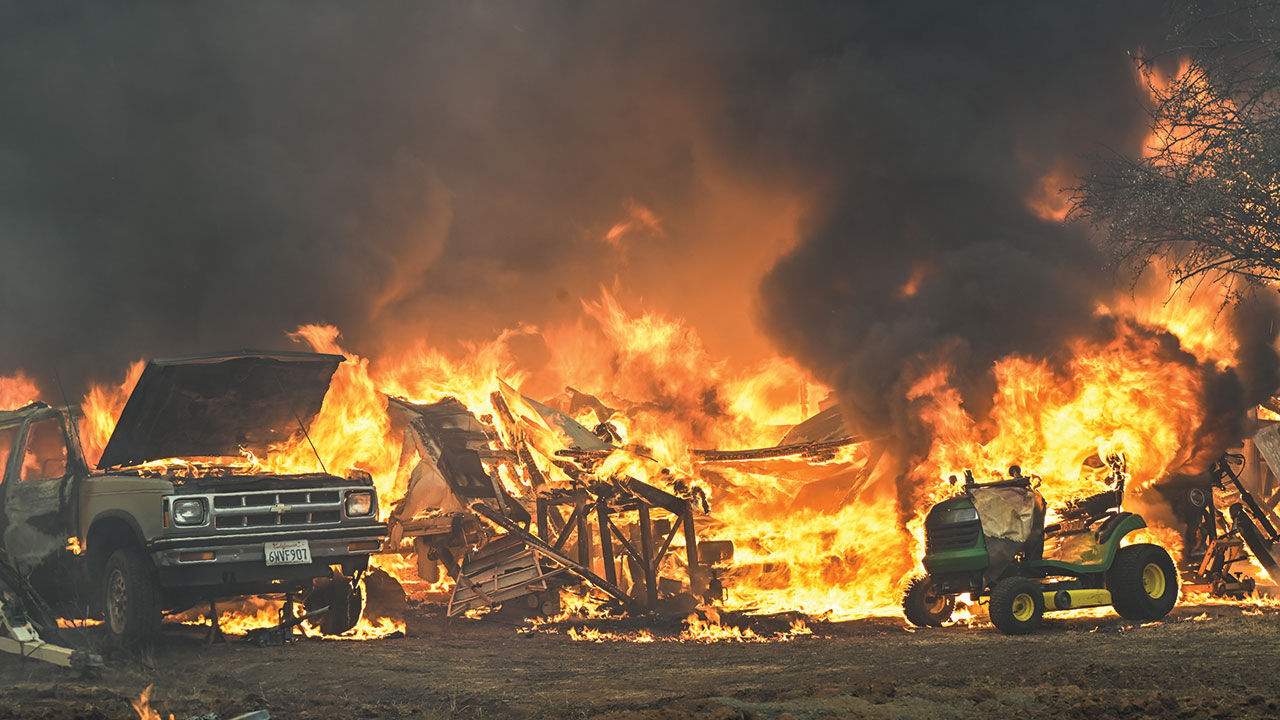 ABD California'daki orman yangınından evler ve araçlar küle döndü! Dünya korkuyla izliyor - 3. Resim