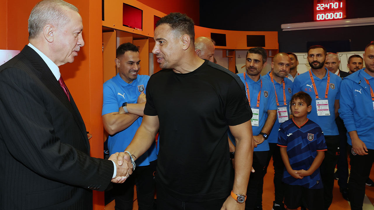 Başakşehir'e sürpriz yapan Cumhurbaşkanı Erdoğan'dan tebessüm ettiren soru: Kaç çocuğun var? - 2. Resim