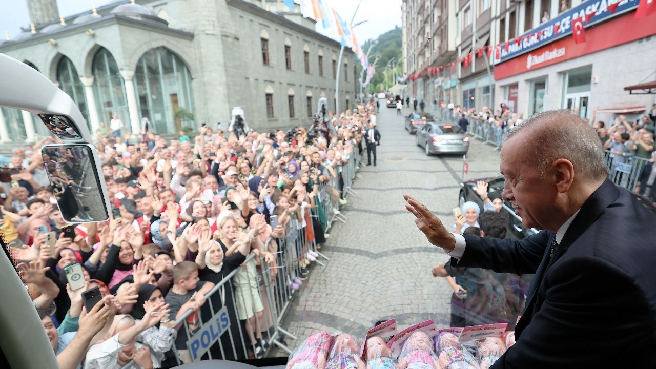 Erdoğan&#039;dan seçimin ardından ilk ziyaret! Baba ocağı Rize&#039;de vatandaşlara hitap etti