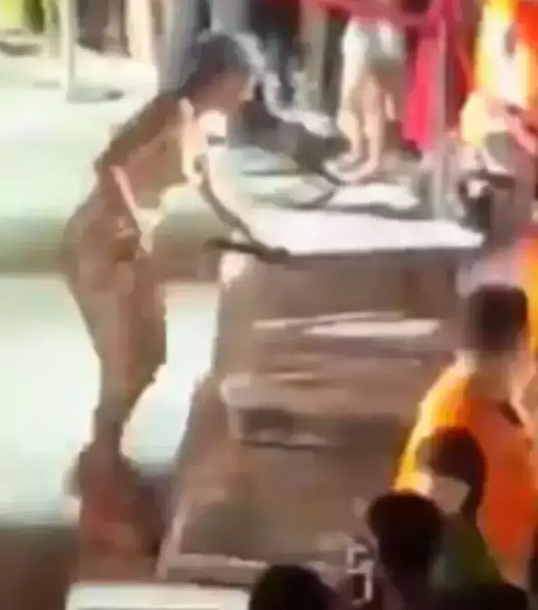 Göksel’den mezar uyarısı! "Böyle korunduğunu ilk kez gördüm" Göksel’den mezar uyarısı! "Böyle korunduğunu ilk kez gördüm" - 2. Resim