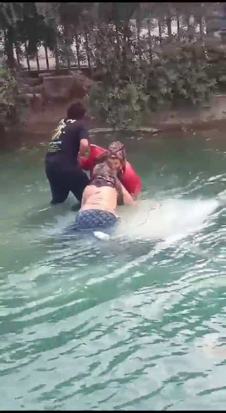 Otomobil sulama kanalına uçtu! Adana'da can pazarı, işte o anlar - 1. Resim