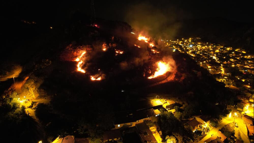Tokat'ta otluk alana düşen havai fişek yangın çıkardı! Alevler evlere sıçramadan söndürüldü - 2. Resim