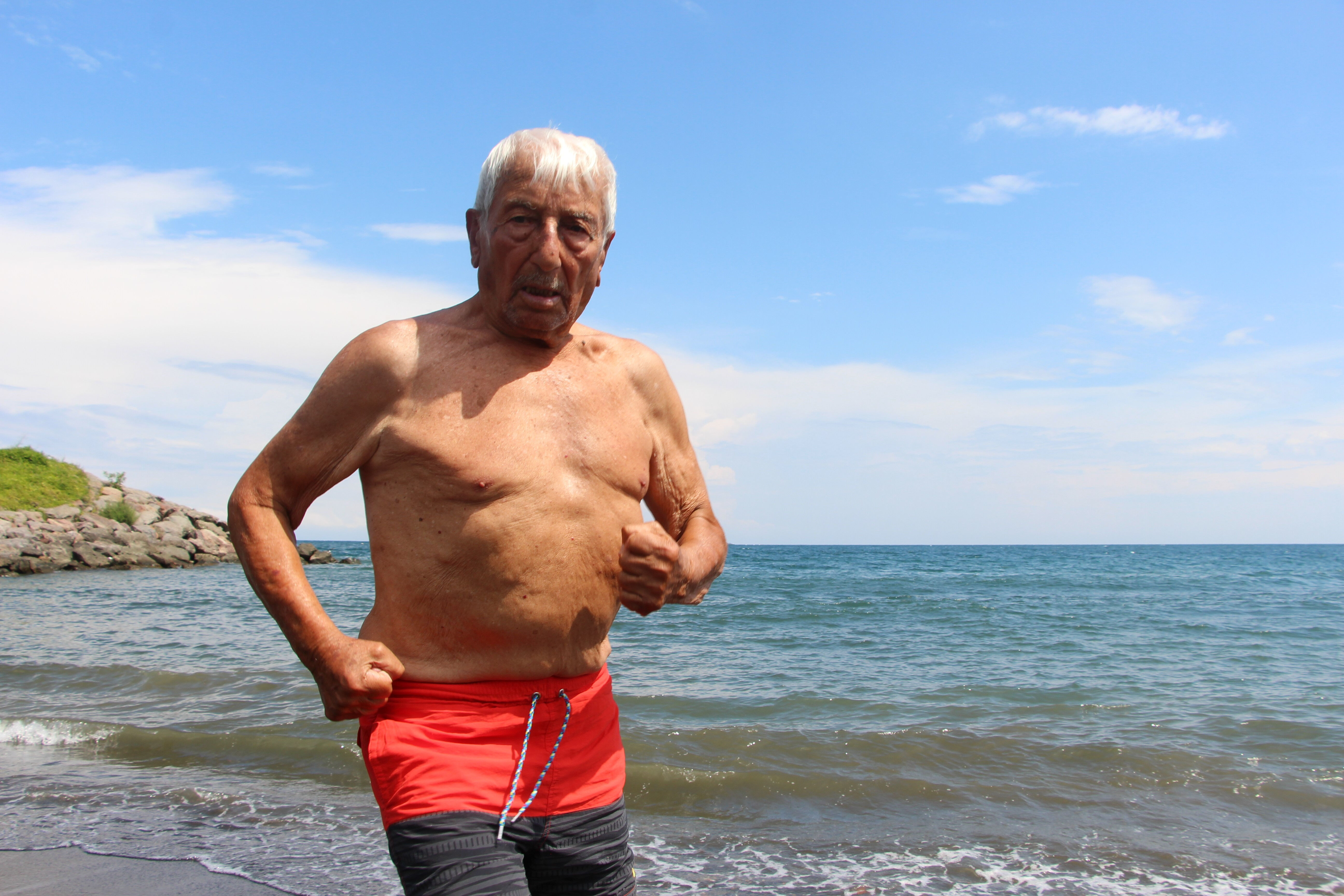 2 kez öldü sanılıp morga konuldu ama pes etmedi! 98 yaşındaki Trabzonlu dedenin hayatı başarılarla dolu - 1. Resim