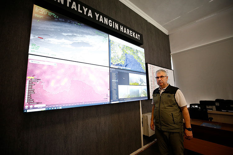 Antalya'da 6 uçak ve 10 helikopter, orman yangınlarıyla mücadele ediyor - 1. Resim