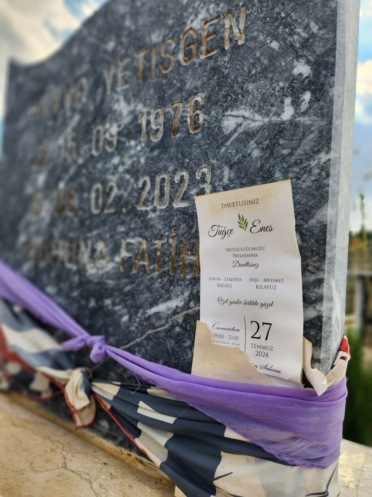 Buna yürek dayanmaz... Depremde kaybettiği annesinin mezarına davetiyesiyle gitti - 3. Resim