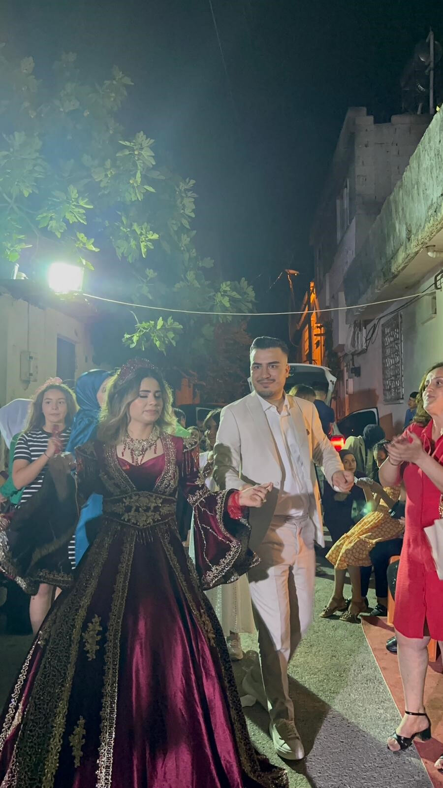 Buna yürek dayanmaz... Depremde kaybettiği annesinin mezarına davetiyesiyle gitti - 1. Resim