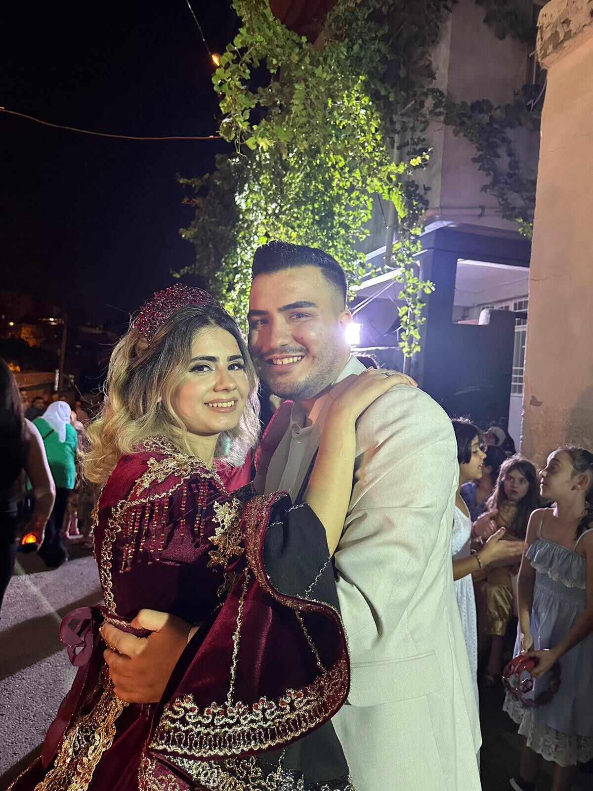 Buna yürek dayanmaz... Depremde kaybettiği annesinin mezarına davetiyesiyle gitti - 2. Resim