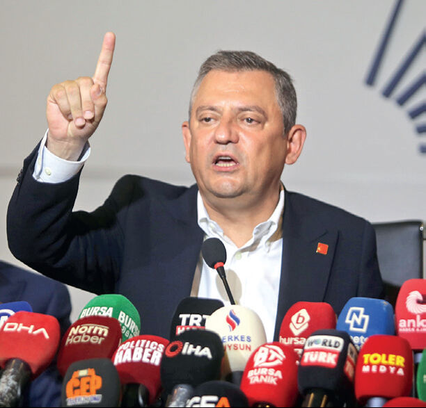CHP'de gözler Tüzük Kurultayı'nda! Taslak metin oy birliğiyle kabul edildi Belediyeyi borçlu aldık' açıklaması iftira ve yalan! AK Partili isimlerden,  Özgür Özel'in iddiasına tepki | Türkiye Gazetesi