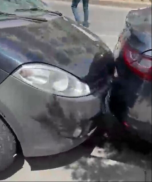 Esenyurt'ta tır dehşet saçtı! Servise çarpmamak için 5 aracı ezdi geçti, bir  kişi feci şekilde yaralandı - 2. Resim