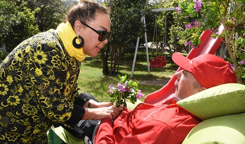 Safiye Soyman’ın MS hastası oğlu Harun Akaröz hayatını kaybetti Safiye Soyman’ın MS hastası oğlu Harun Akaröz hayatını kaybetti - 1. Resim