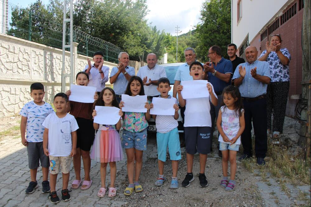 Amasya'nın Yeşil&ouml;z k&ouml;y&uuml;ndeki minikler sıkıldıkları i&ccedil;in park istedi, yardımlarına Bakan Murat Kurum koştu - 4. Resim