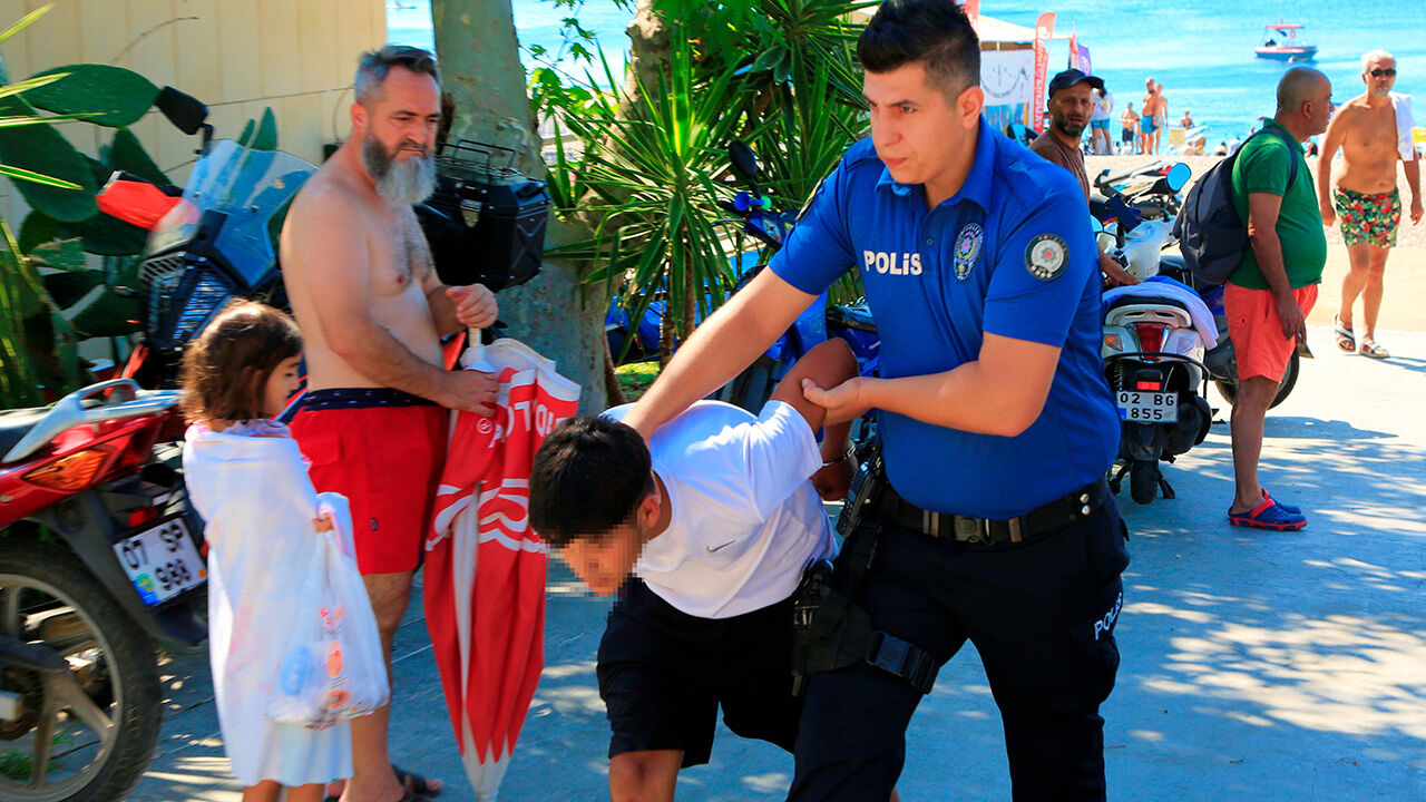 Antalya'da gergin anlar... Vatandaşın cep telefonunu çaldığı iddia edilen 5 gence polisten ters kelepçe - 2. Resim