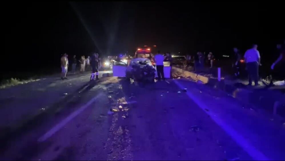 Balıkesir'de katliam gibi kaza! Tıra çarpan otomobil 3 kişiye mezar oldu - 1. Resim