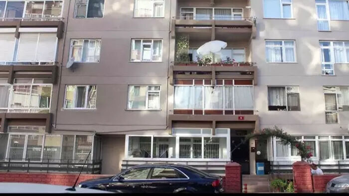 'Bizimkiler'in binasında komşular birbirine girdi: Cemil'in ev sahibi isyan etti 'Bizimkiler'in binasında komşular birbirine girdi: Cemil'in ev sahibi isyan etti - 2. Resim