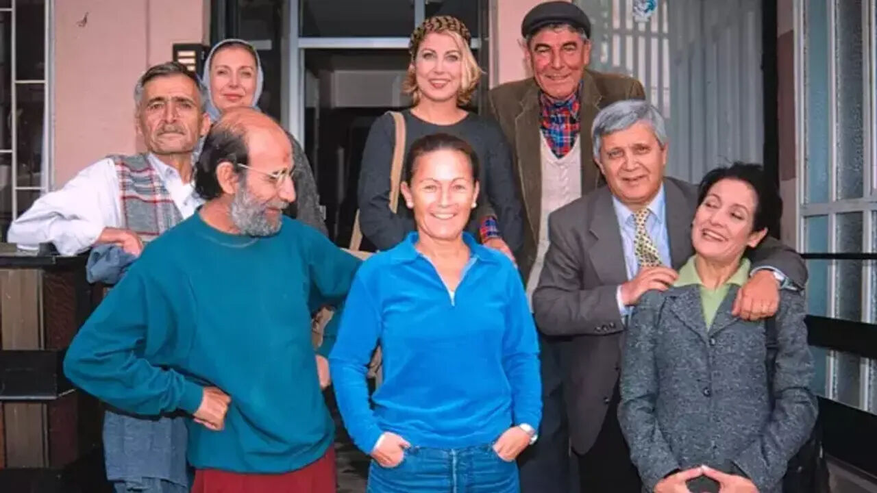 'Bizimkiler'in binasında komşular birbirine girdi: Cemil'in ev sahibi isyan etti 'Bizimkiler'in binasında komşular birbirine girdi: Cemil'in ev sahibi isyan etti - 1. Resim