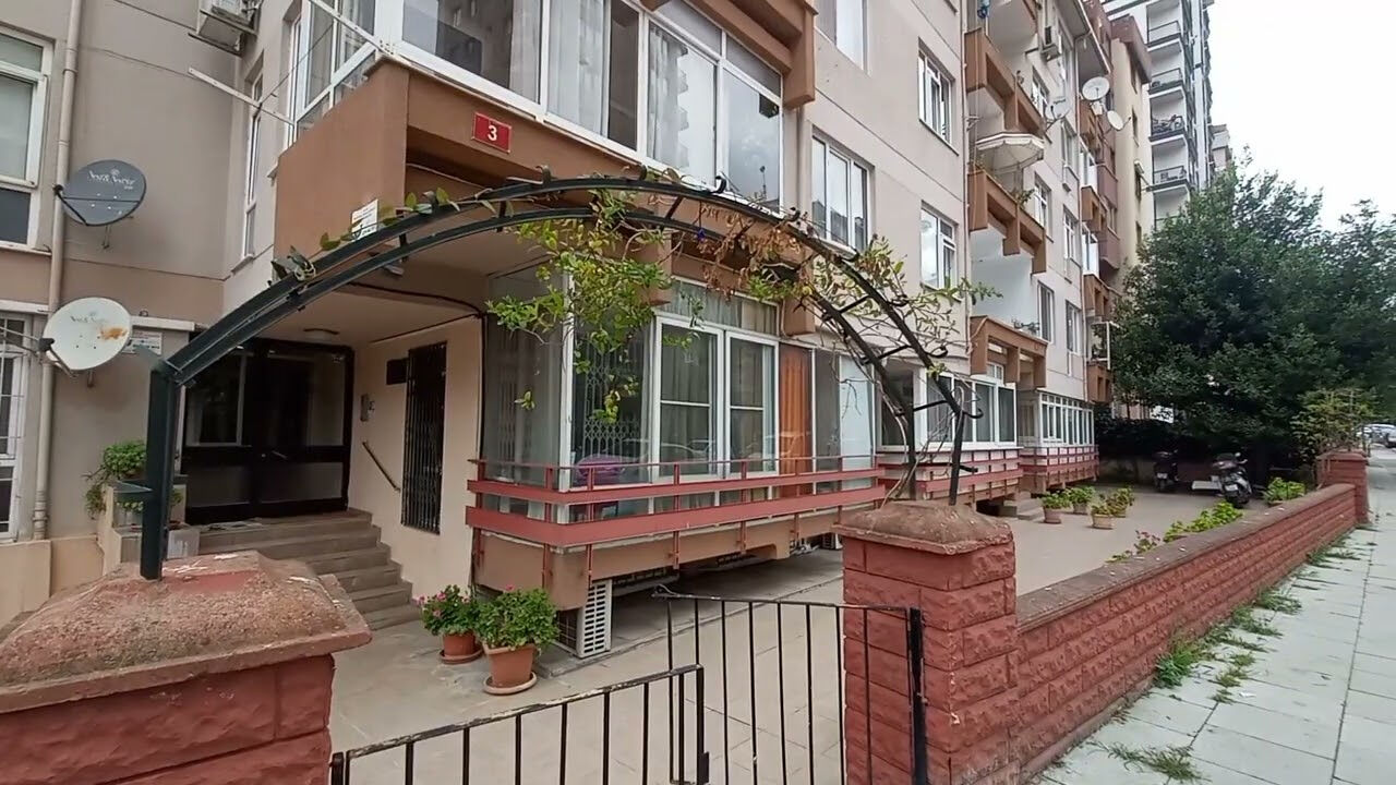 'Bizimkiler'in binasında komşular birbirine girdi: Cemil'in ev sahibi isyan etti 'Bizimkiler'in binasında komşular birbirine girdi: Cemil'in ev sahibi isyan etti - 3. Resim