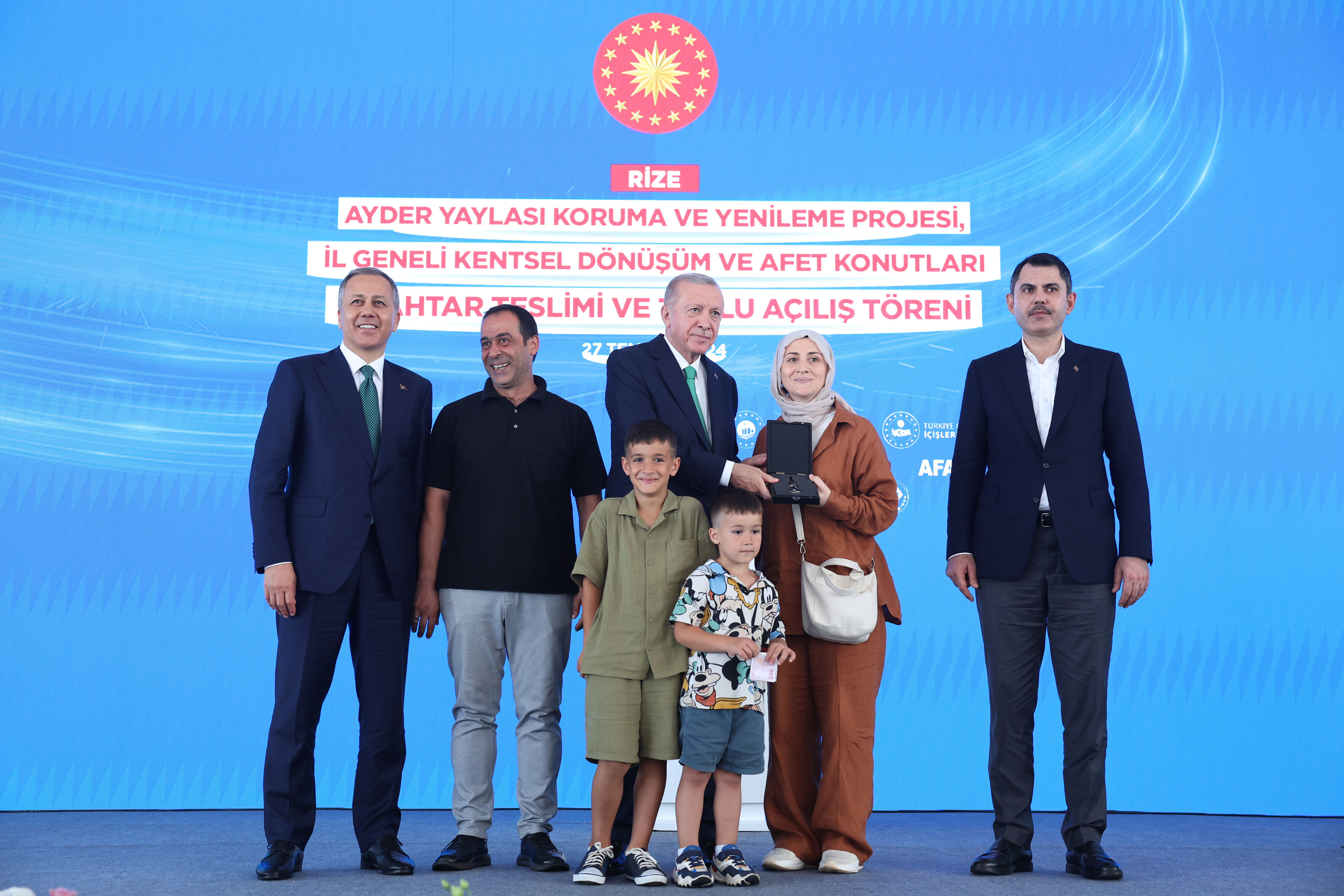 Cumhurbaşkanı Erdoğan yanına gelen çocuğu elini öpmesi için uyardı! Harçlığı kapıp Cumhurbaşkanına sarıldı - 1. Resim